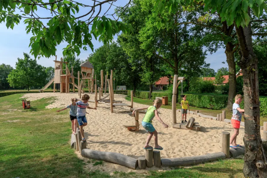 Buiten speeltuin familiecamping Kaps Tubbergen